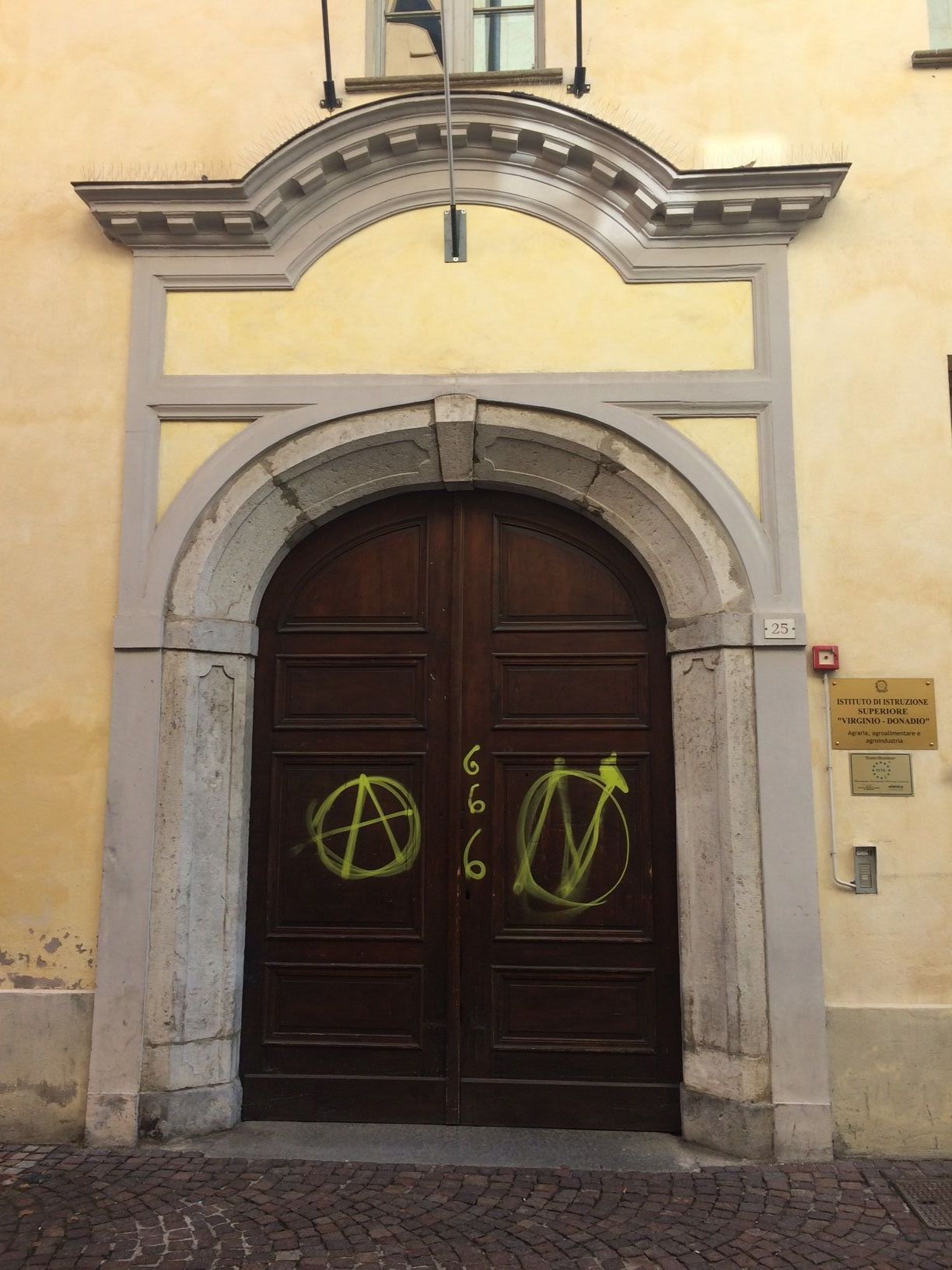 La Guida - Vandali all’opera nella notte nel centro storico