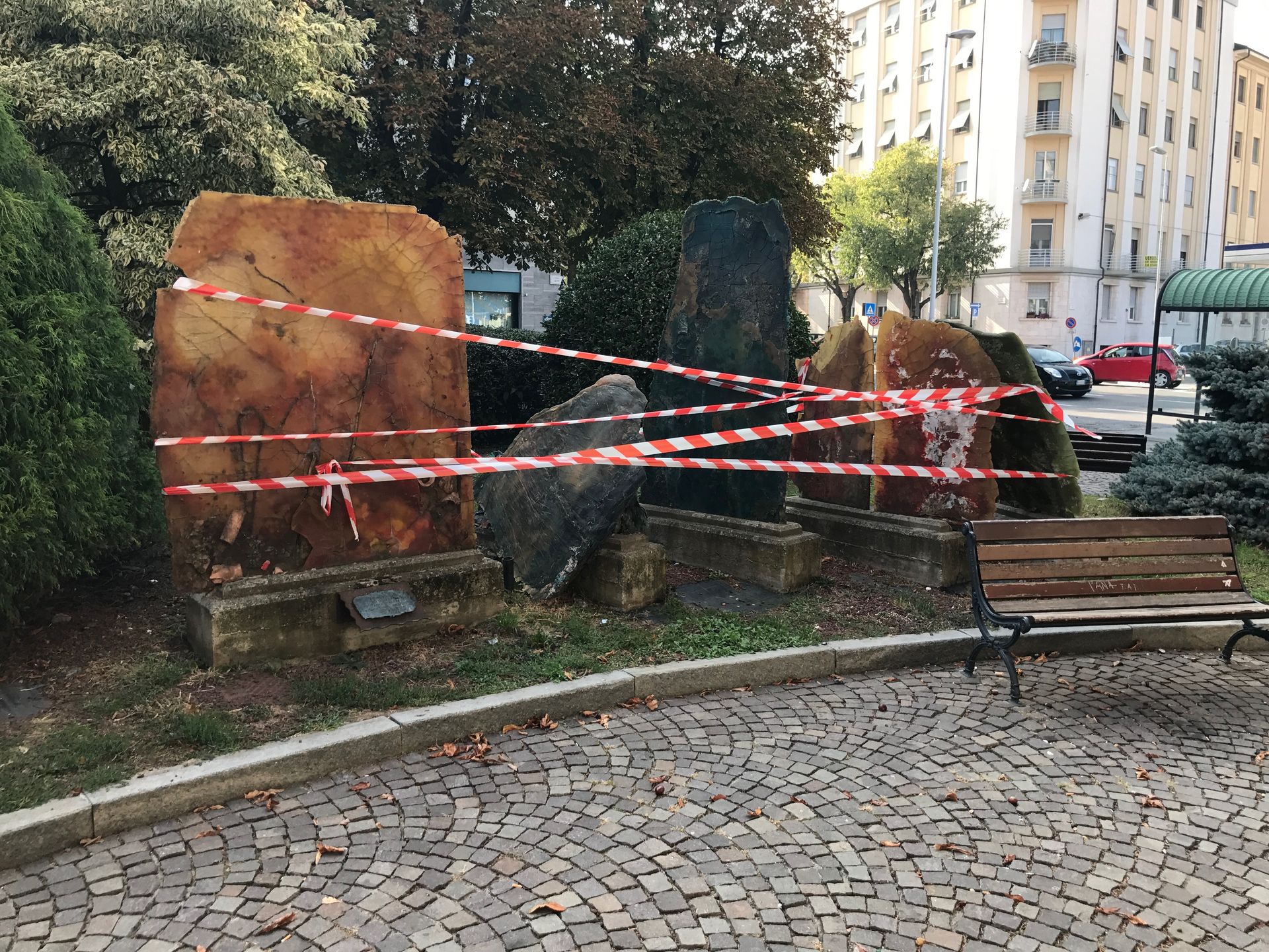 La Guida - Il monumento rotto in corso Dante