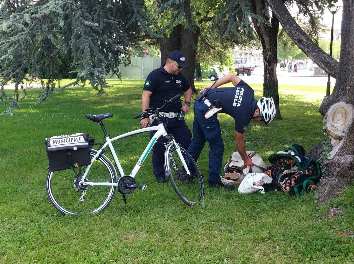 bicicletta con leva freni contrari