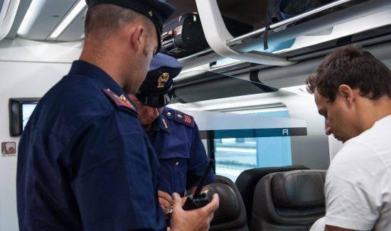 Ruba borsa sul treno Torino-Bra, preso La Guida - Ruba borsa sul treno Torino-Bra, preso