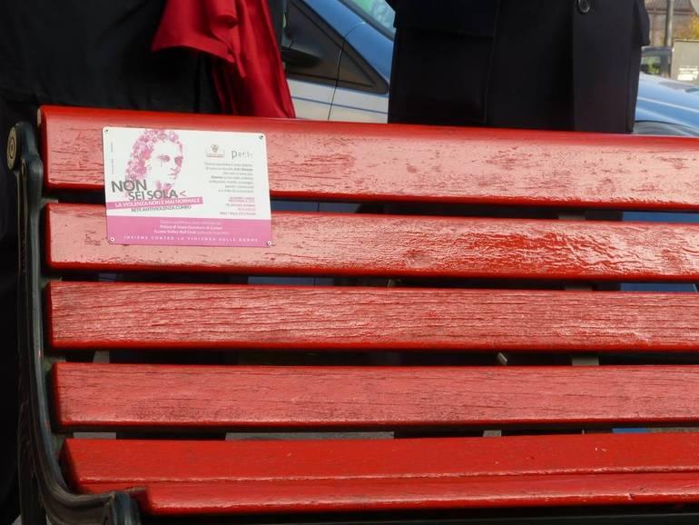 La Guida - Una panchina rossa in Contrada Mondovì, martedì 14 l’inaugurazione
