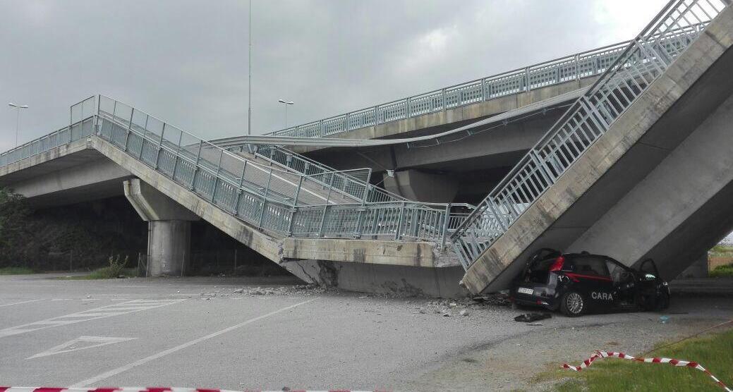 Crolla un tratto del viadotto della tangenziale di Fossano, nessun ferito La Guida - Crolla un tratto del viadotto della tangenziale di Fossano, nessun ferito