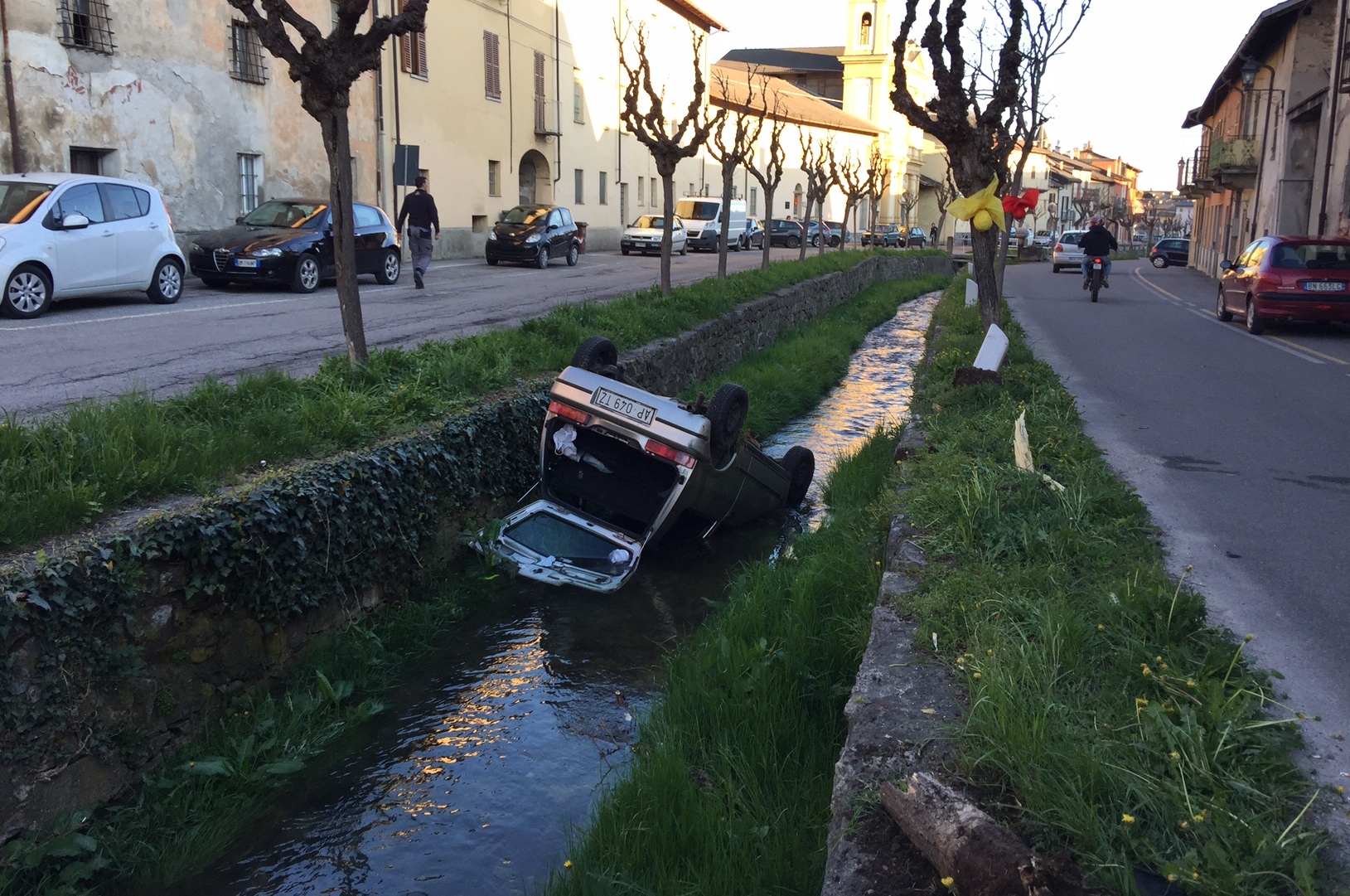 La Guida - Auto si ribalta in un corso d’acqua nel centro di Boves