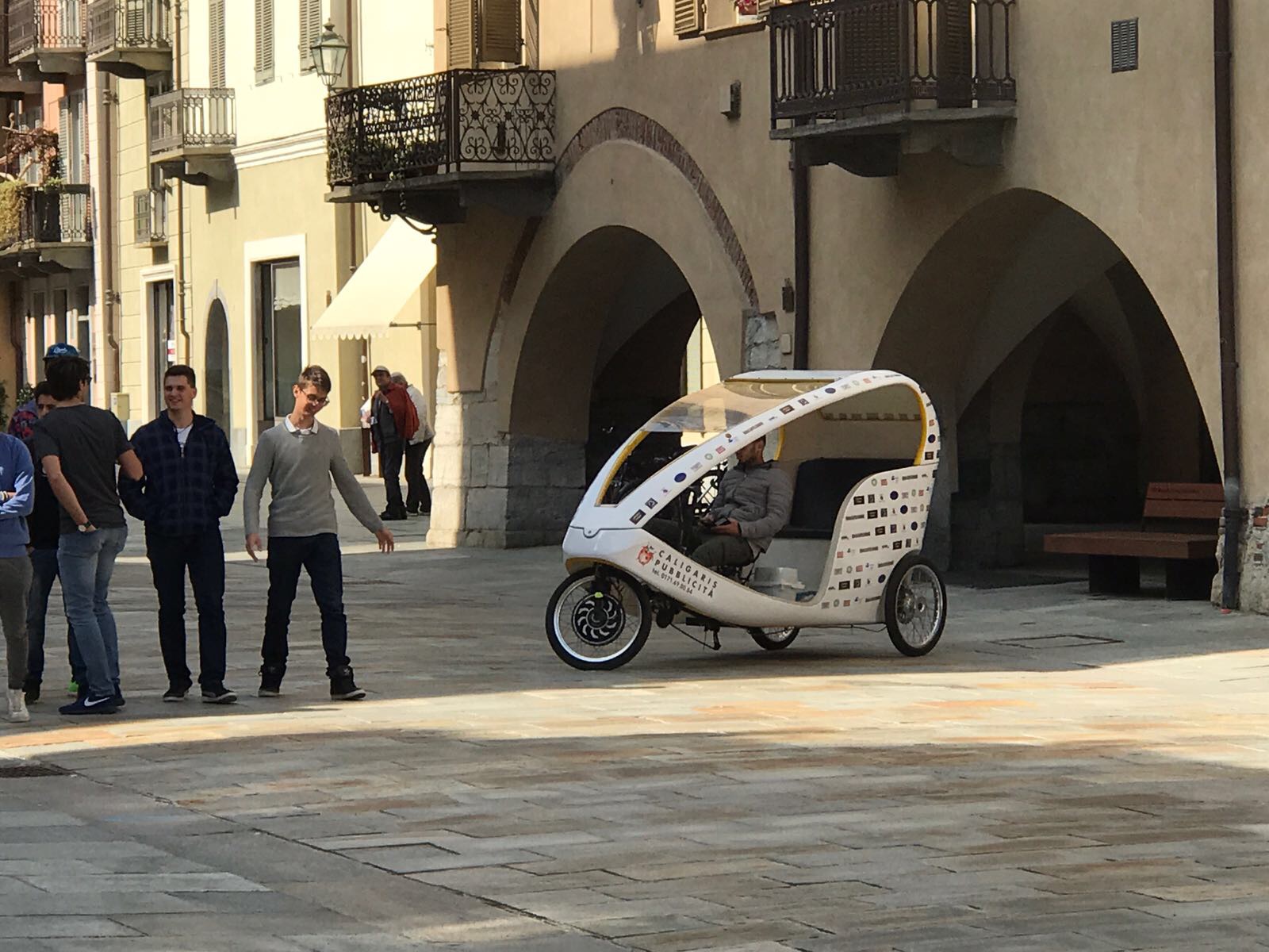 Un “risciò” cuneese per percorrere via Roma La Guida - Un “risciò” cuneese per percorrere via Roma