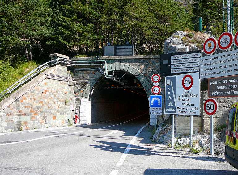 Tunnel di Tenda chiuso al traffico per incidente sul lato francese La Guida - Tunnel di Tenda chiuso al traffico per incidente sul lato francese
