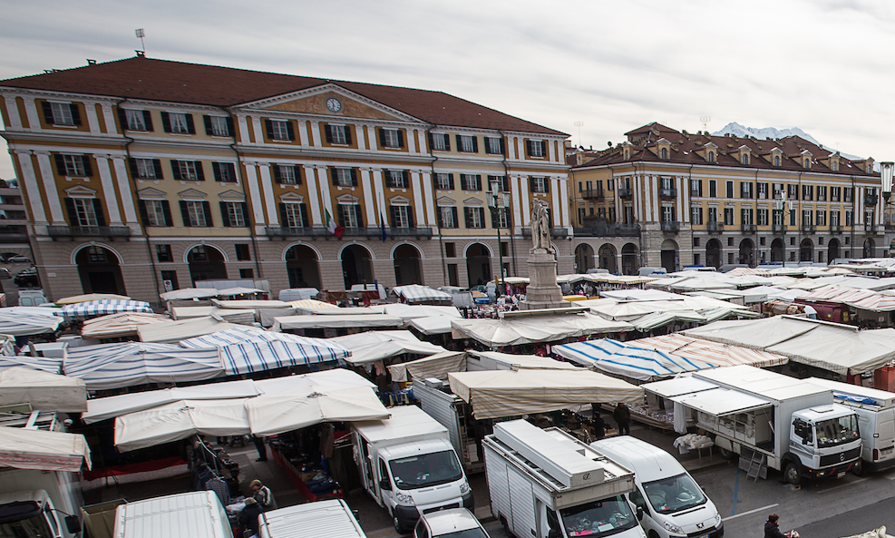 Cuneo, domenica il primo di tre mercati festivi straordinari di fine anno La Guida - Cuneo, domenica il primo di tre mercati festivi straordinari di fine anno