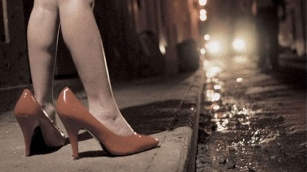 Si fingono clienti e salvano studentessa che si prostituisce La Guida - Si fingono clienti e salvano studentessa che si prostituisce