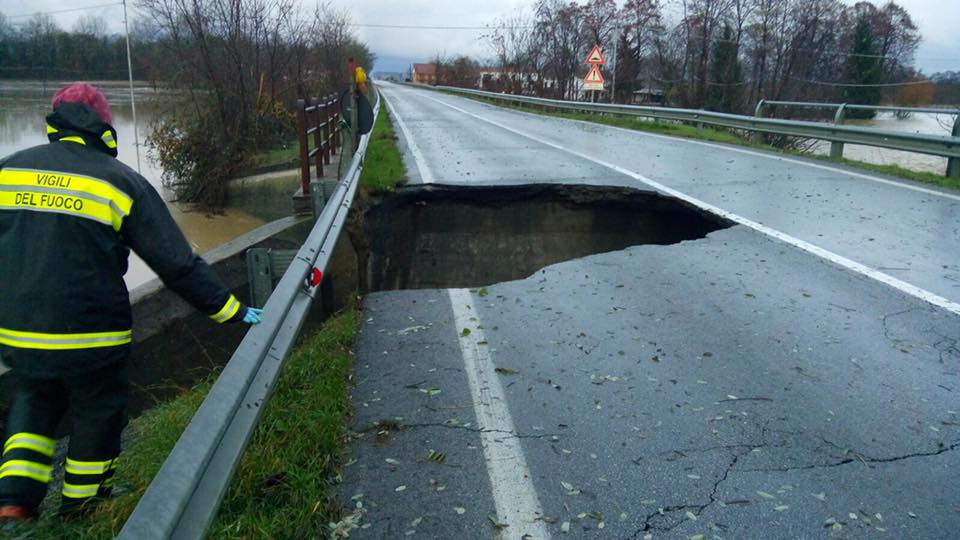 Crollato ponte sulla Saluzzo-Pinerolo La Guida - Crollato ponte sulla Saluzzo-Pinerolo