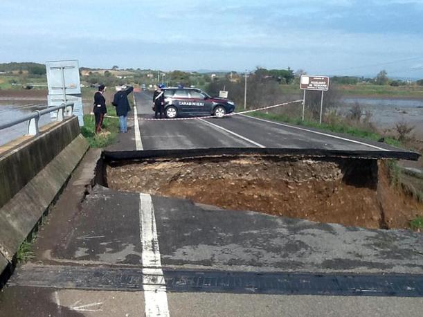 I Carabinieri hanno salvato un uomo scampato all’acqua su un albero La Guida - I Carabinieri hanno salvato un uomo scampato all’acqua su un albero