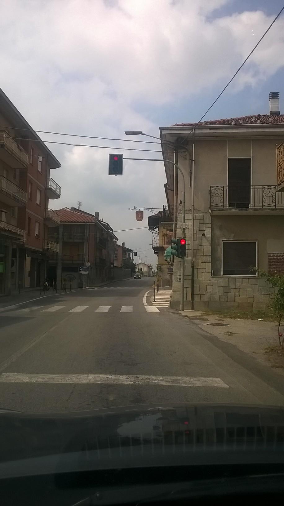 Il semaforo di Crava fa discutere La Guida - Il semaforo di Crava fa discutere