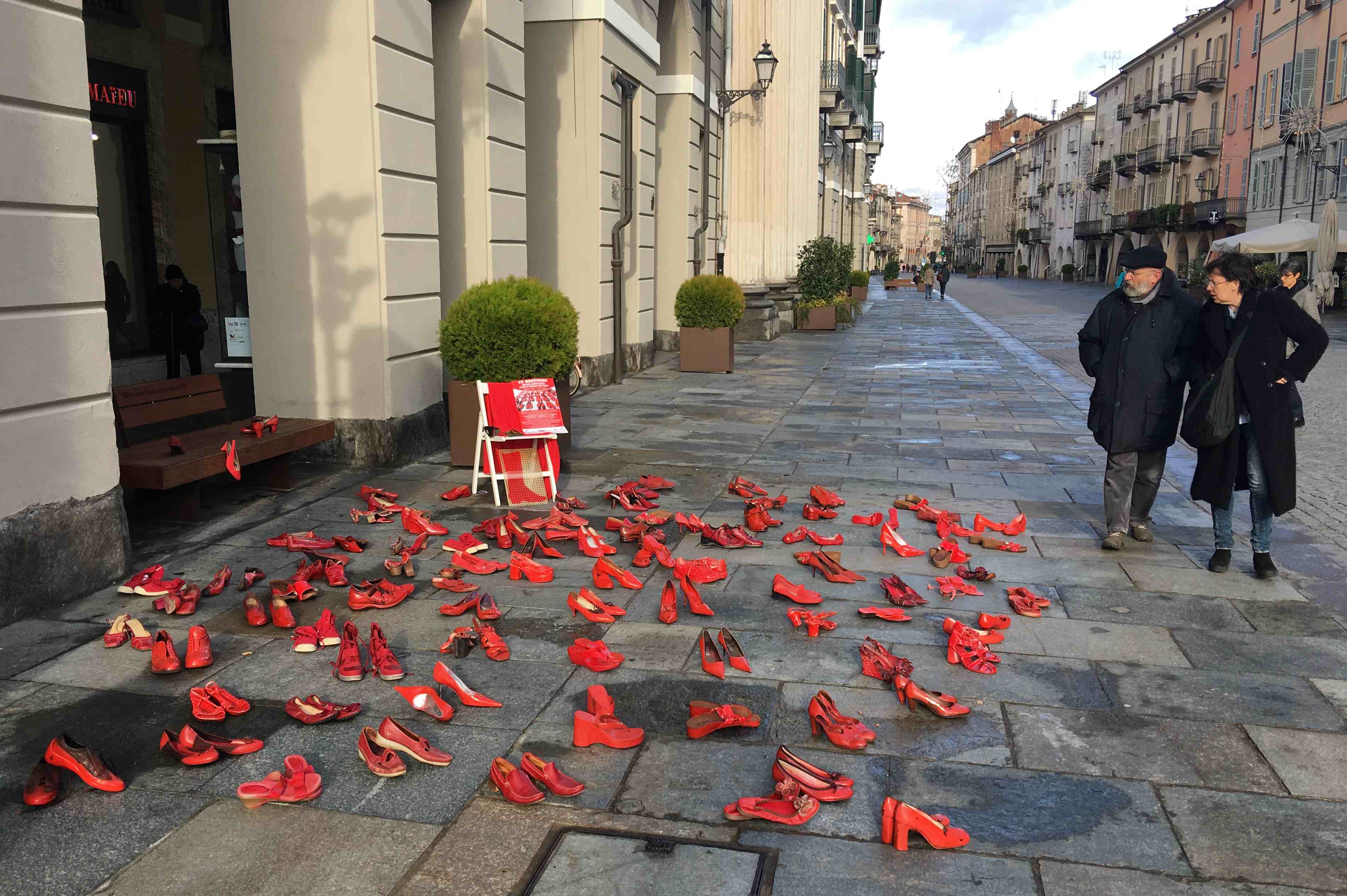 Scarpe rosse, simbolo per dire no alla violenza contro le donne La Guida - Scarpe rosse, simbolo per dire no alla violenza contro le donne