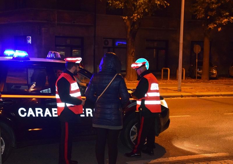 La Guida - Alla guida ubriaco con in macchina una spranga di ferro e un coltello