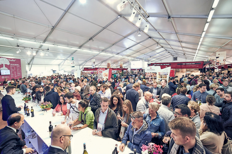 La Guida - Ad Alba divieti di transito e sosta per la Fiera del Tartufo