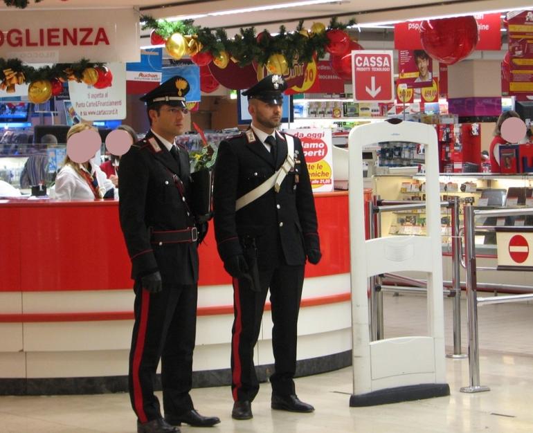 Furti in negozi e centri commerciali, 17 denunce La Guida - Furti in negozi e centri commerciali, 17 denunce
