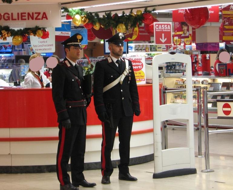 La Guida - Furti in negozi e centri commerciali, 17 denunce