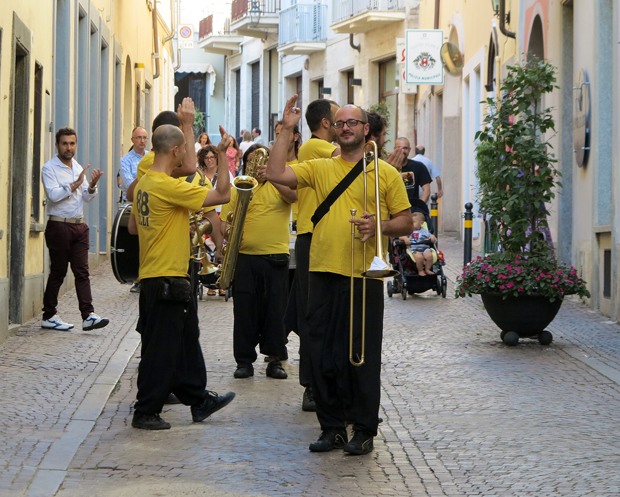 La Guida - Bra, weekend con sbandieratori e artisti di strada