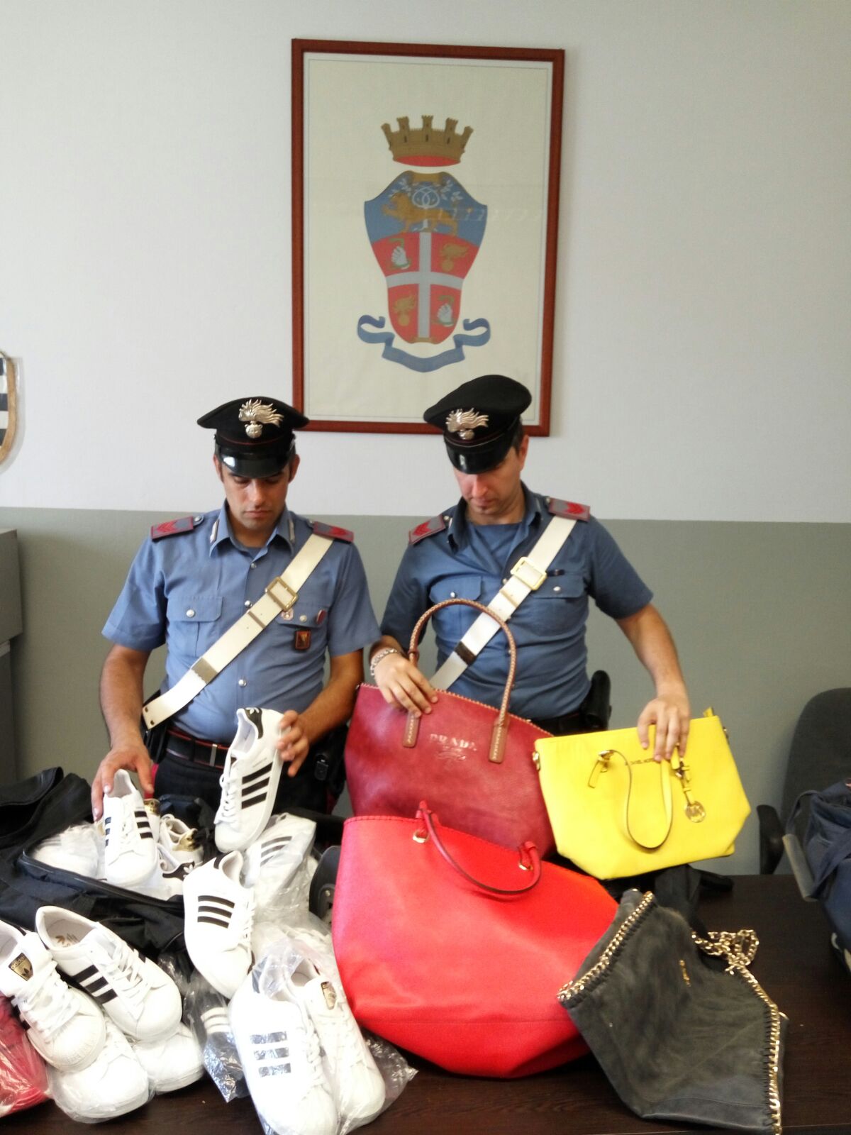 La Guida - Intento a vendere scarpe e borse contraffatte, denunciato