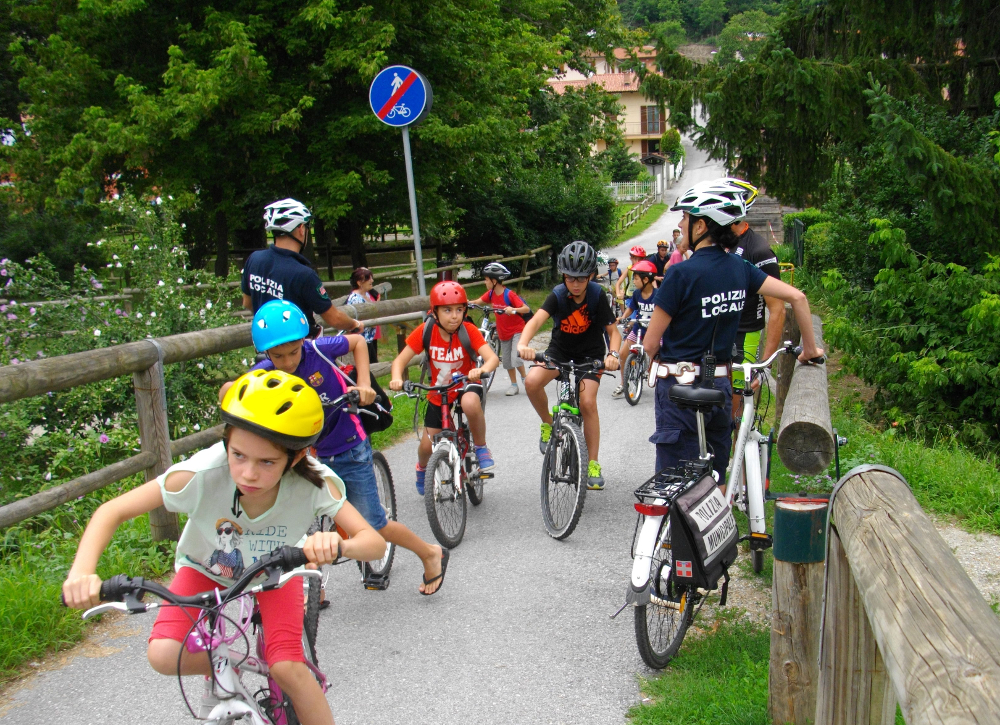 Cuneo, Polizia locale in bici al Parco fluviale La Guida - Cuneo, Polizia locale in bici al Parco fluviale