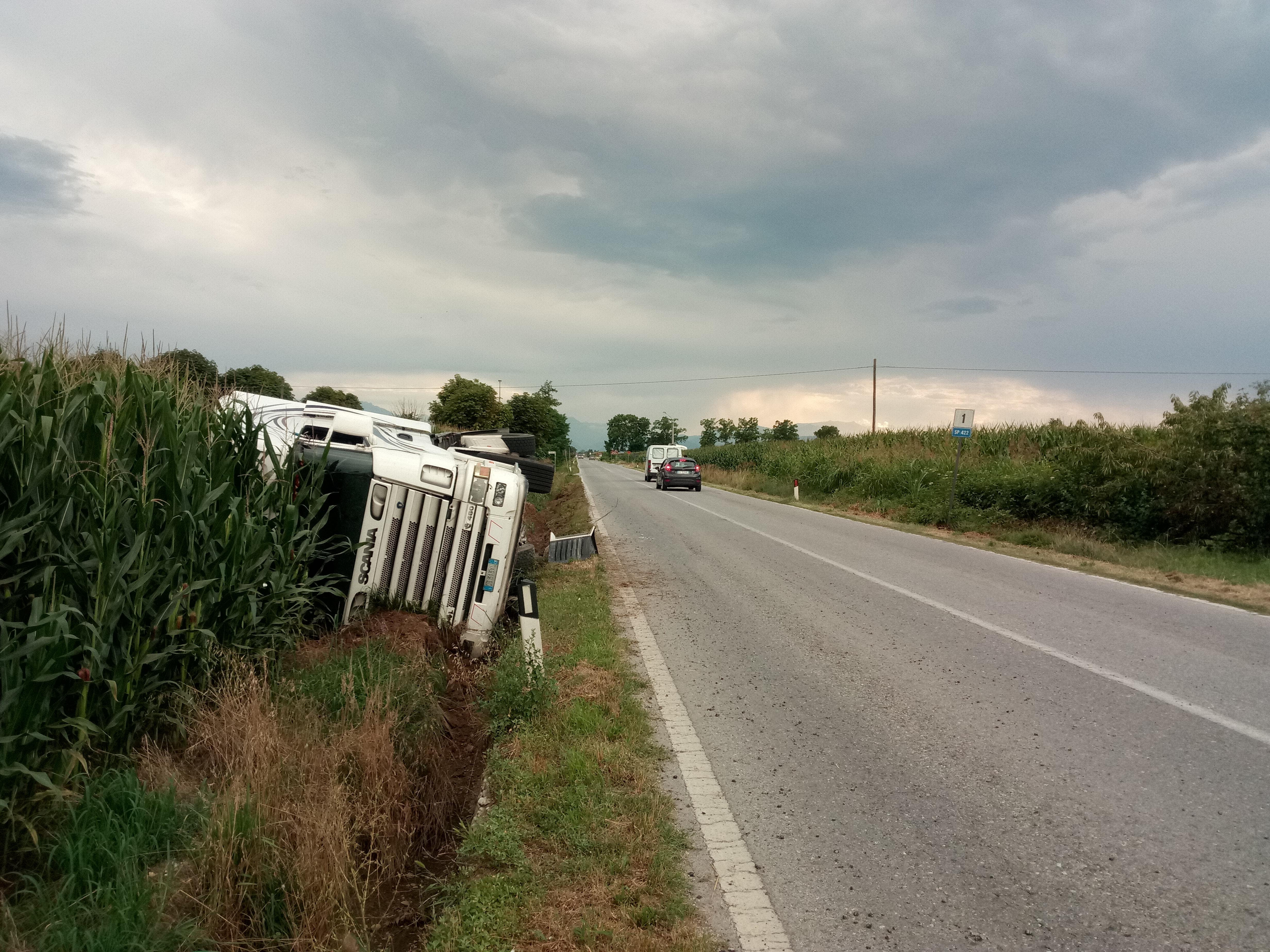 La Guida - Camion si ribalta a Rocca de’ Baldi