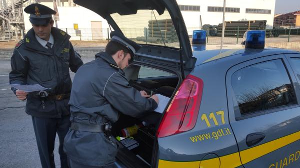 La Guida - Auto a zig zag e rotatoria contromano, fermato