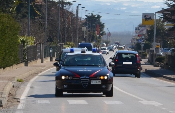 La Guida - Continua a perseguitarlo dopo un incidente, denunciato