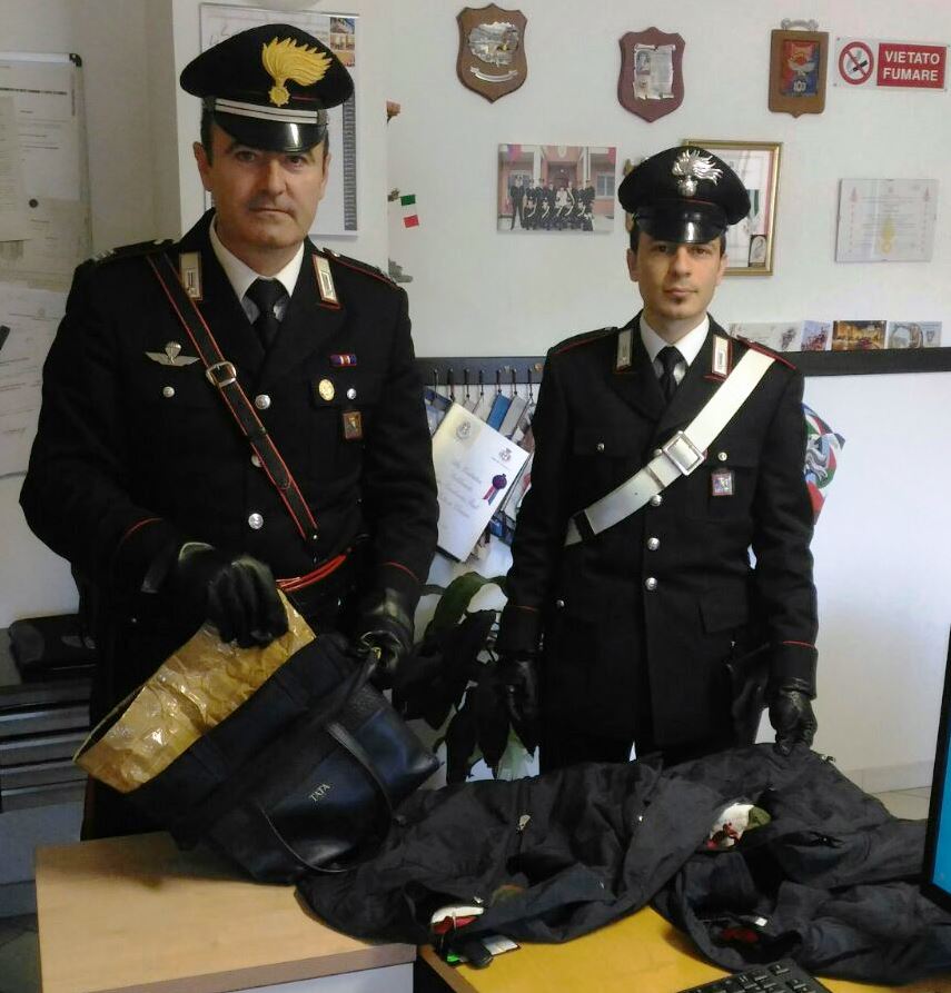 La Guida - Ruba abbigliamento con una borsa schermata