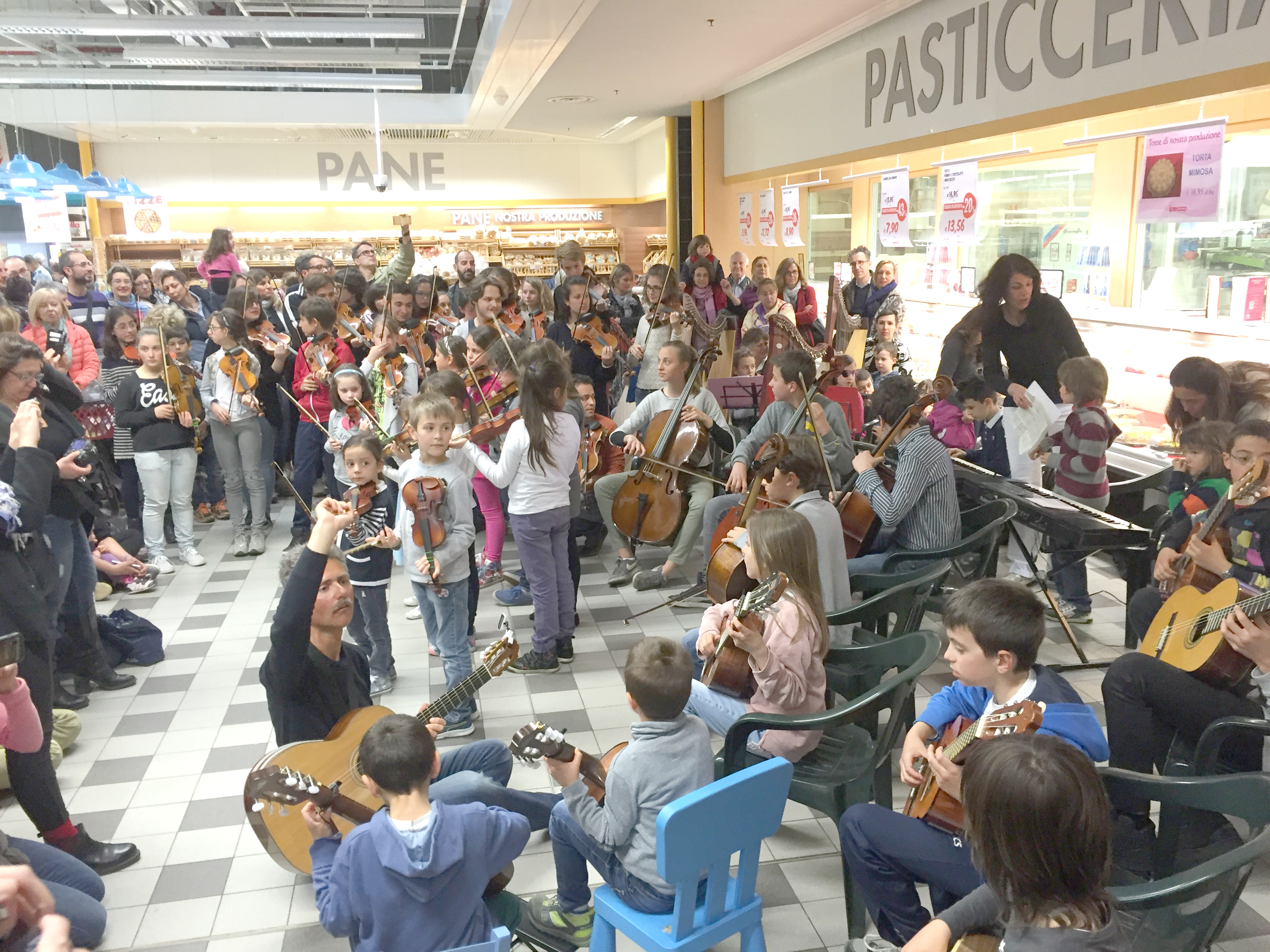 La Guida - Musica e divertimento invadono l’Ipercoop di Cuneo