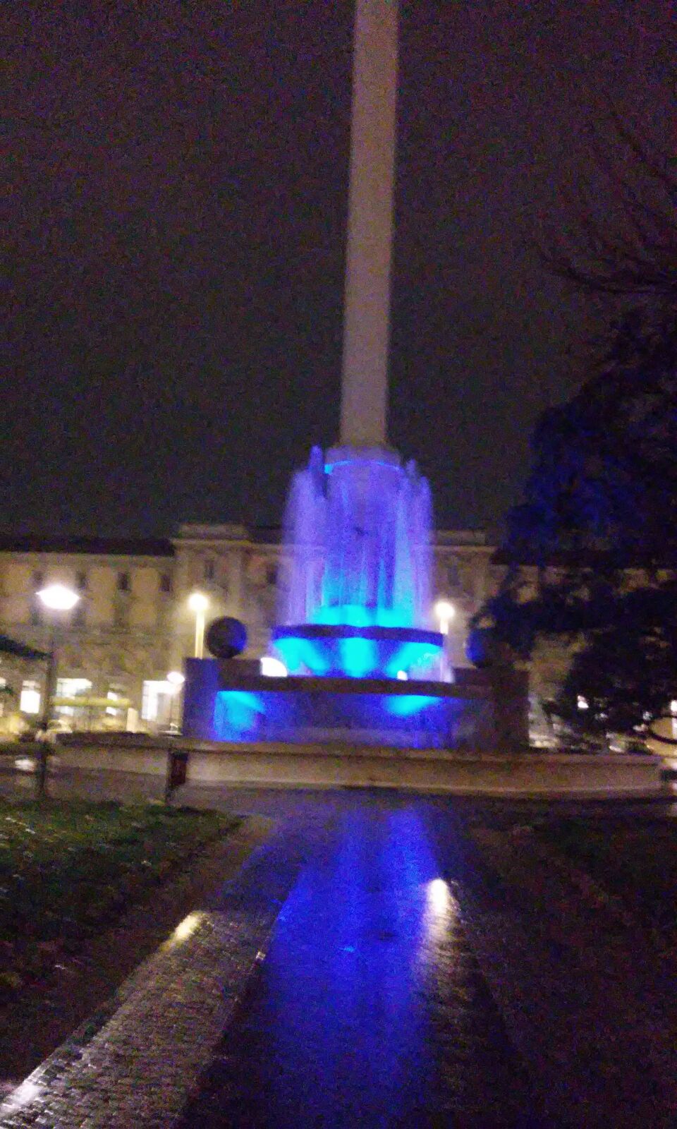 La Guida - La fontana della stazione diventa blu per la giornata per l’autismo