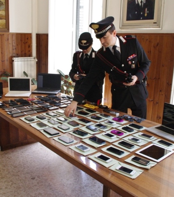 La Guida - I Carabinieri recuperano telefonini rubati