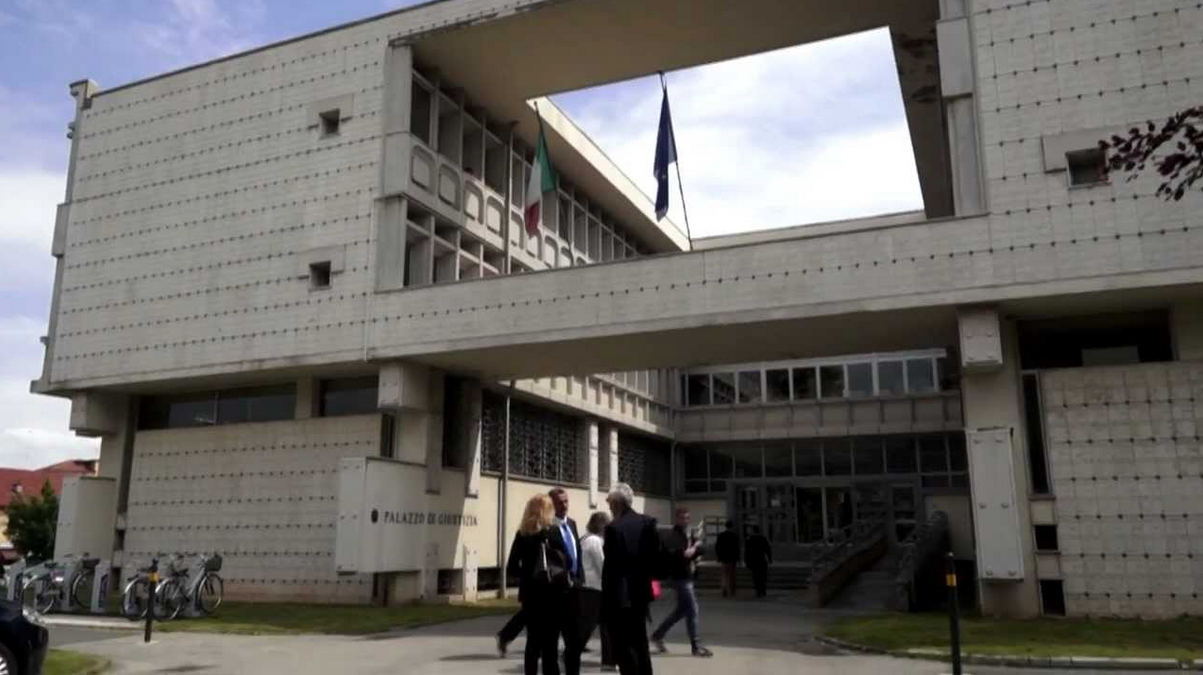 La Guida - Timbrava ma non era al lavoro, arrestato