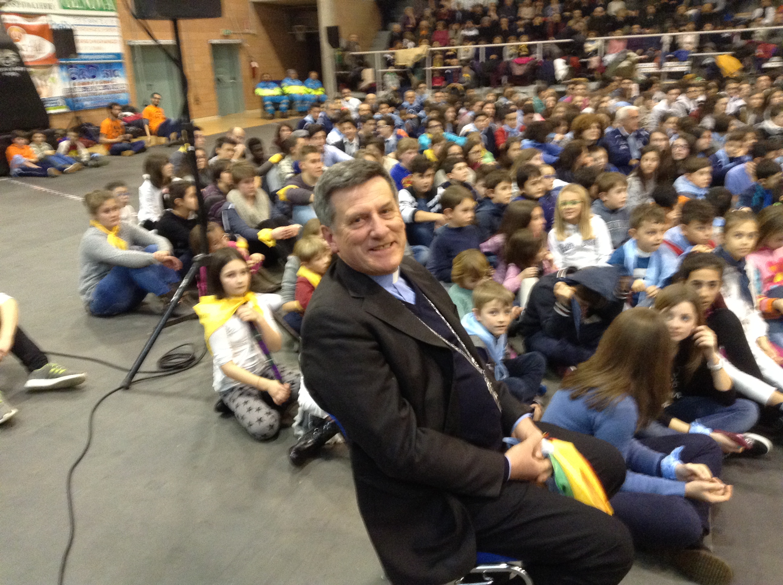 I ragazzi della diocesi si presentano al vescovo La Guida - I ragazzi della diocesi si presentano al vescovo