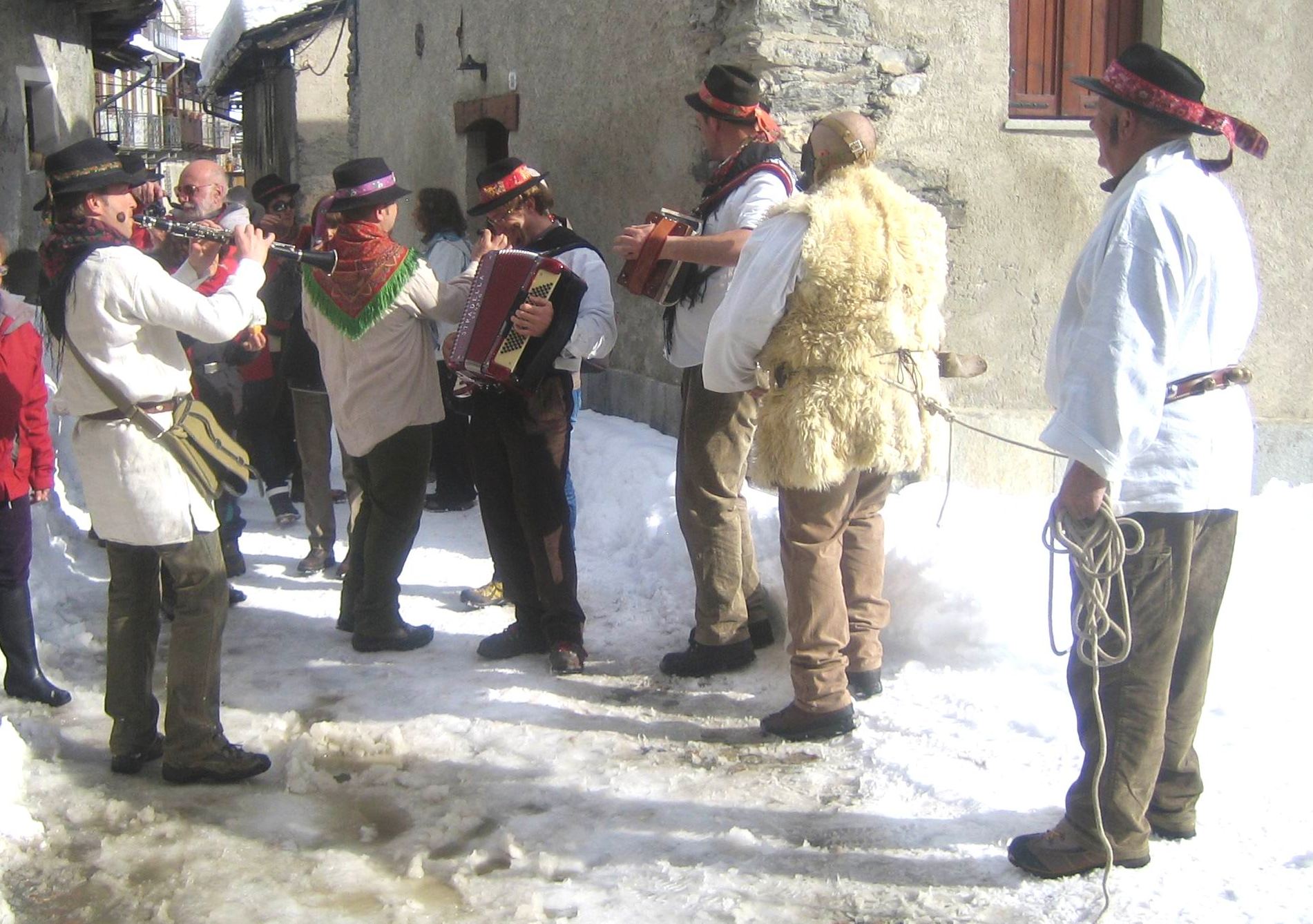 Gli antichi e originali carnevali delle valli Varaita e Po La Guida - Gli antichi e originali carnevali delle valli Varaita e Po