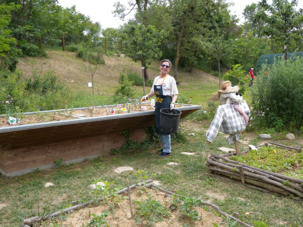 Giovanna al lavoro presso l'Orto didattico del Parco