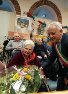 Victoria Sciarra riceve dal sindaco Giorgio Lerda un omaggio flloreale in occasione di un recente compleanno.