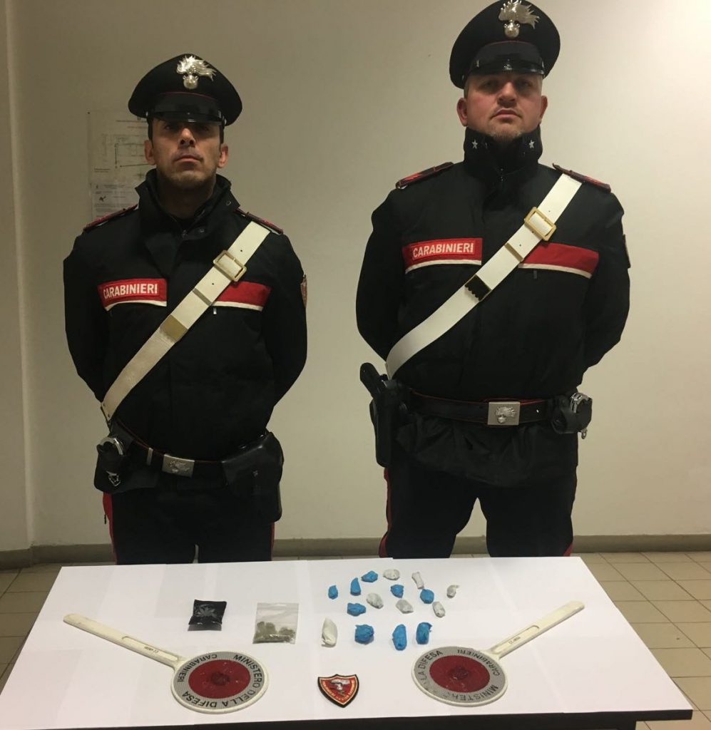 Carabinieri con le dosi di marijuana sequestrate durante il controllo