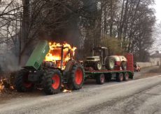 La Guida - Trattore in fiamme lungo la strada a San Pietro del Gallo