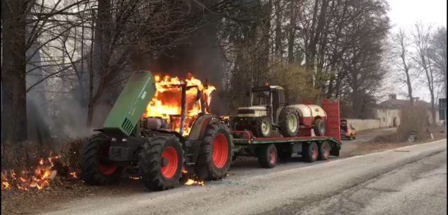 La Guida - Trattore in fiamme lungo la strada a San Pietro del Gallo