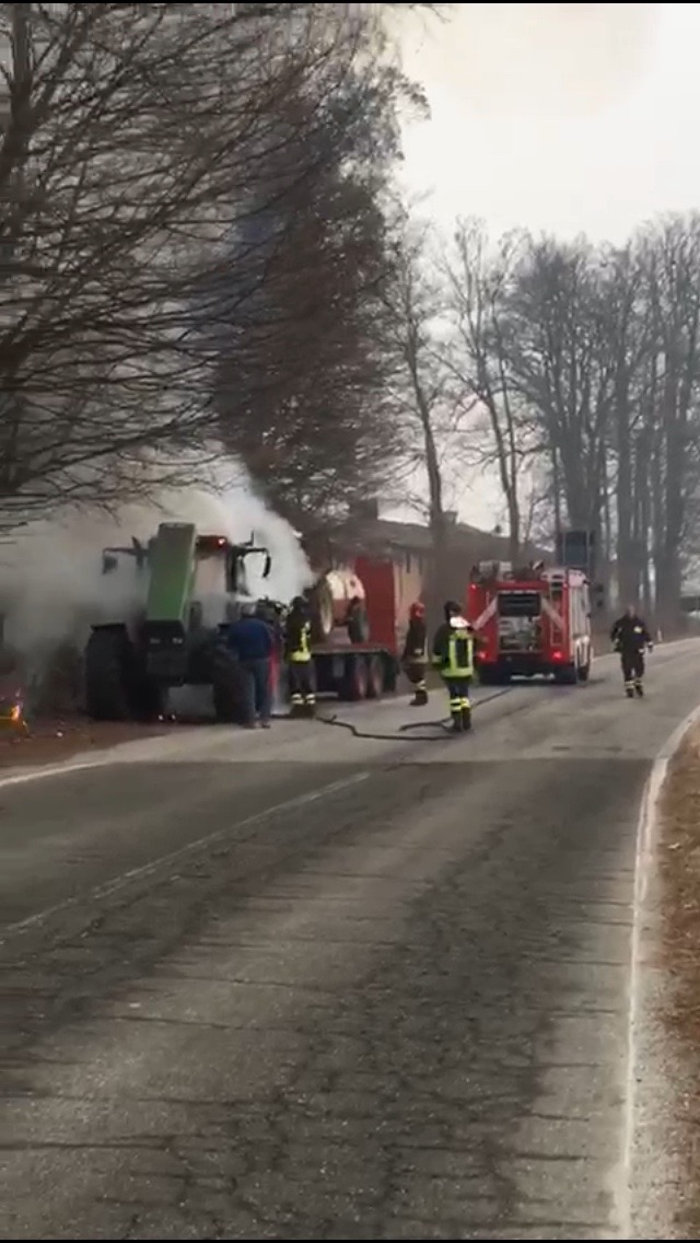 L'intervento dei Vigili del fuoco per spegnere le fiamme sul trattore lungo la strada