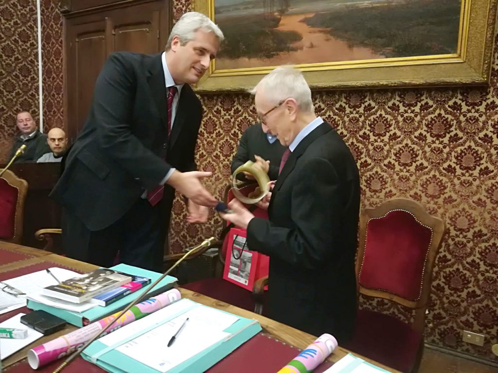 Il Sindaco Federico Borgna consegna la Cittadinanza Onoraria al Professor Davide Schiffer