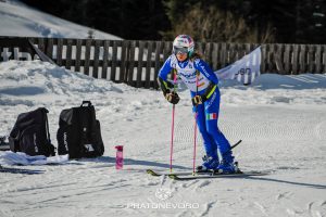 Marta Bassino in allenamento a Prato Nevoso in un momento di pausa al termine di una discesa