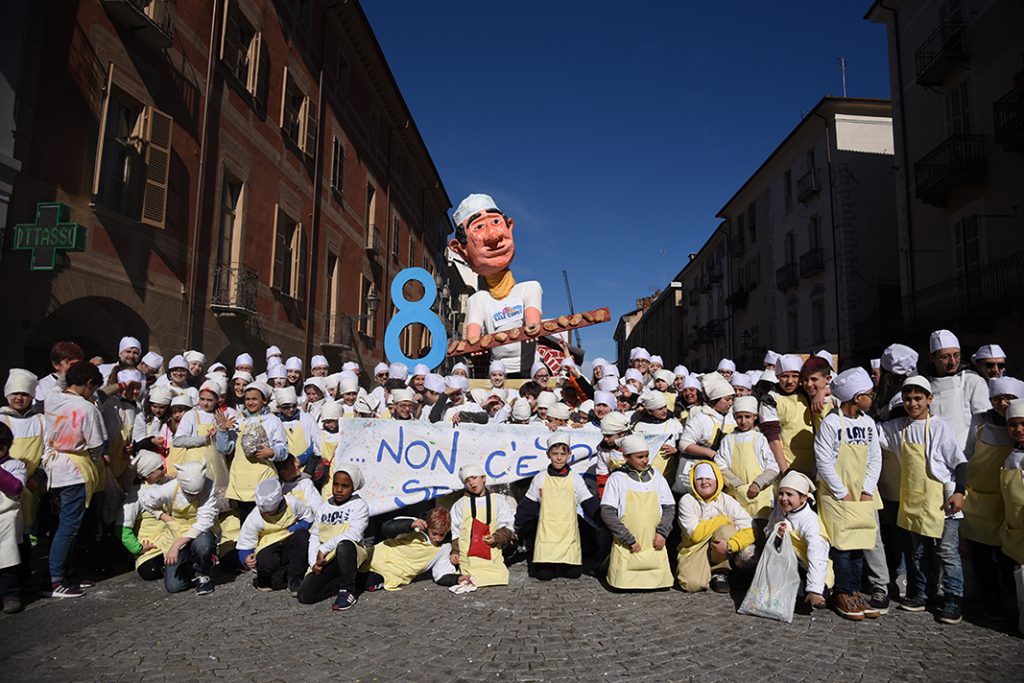 Uno dei gruppi mascherati della scorsa edizione del Carnevale ragazzi in via Roma