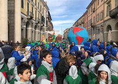 La Guida - Cuneo, 2.700 bambini mascherati invadono la città