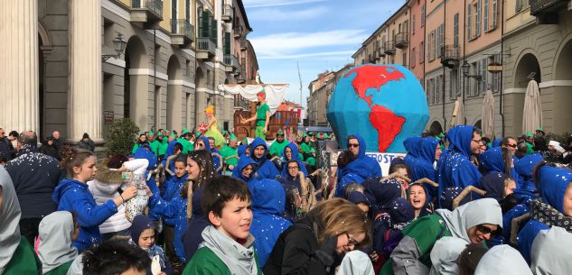 La Guida - Cuneo, 2.700 bambini mascherati invadono la città