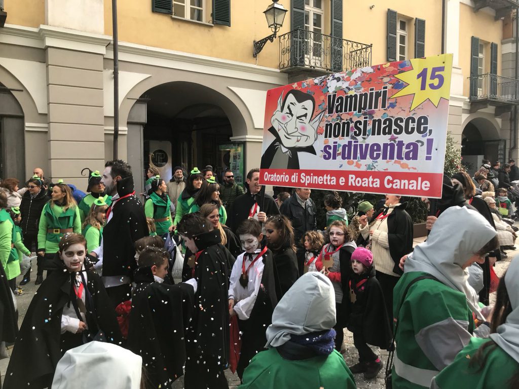 Gruppi mascherati e carri in via Roma