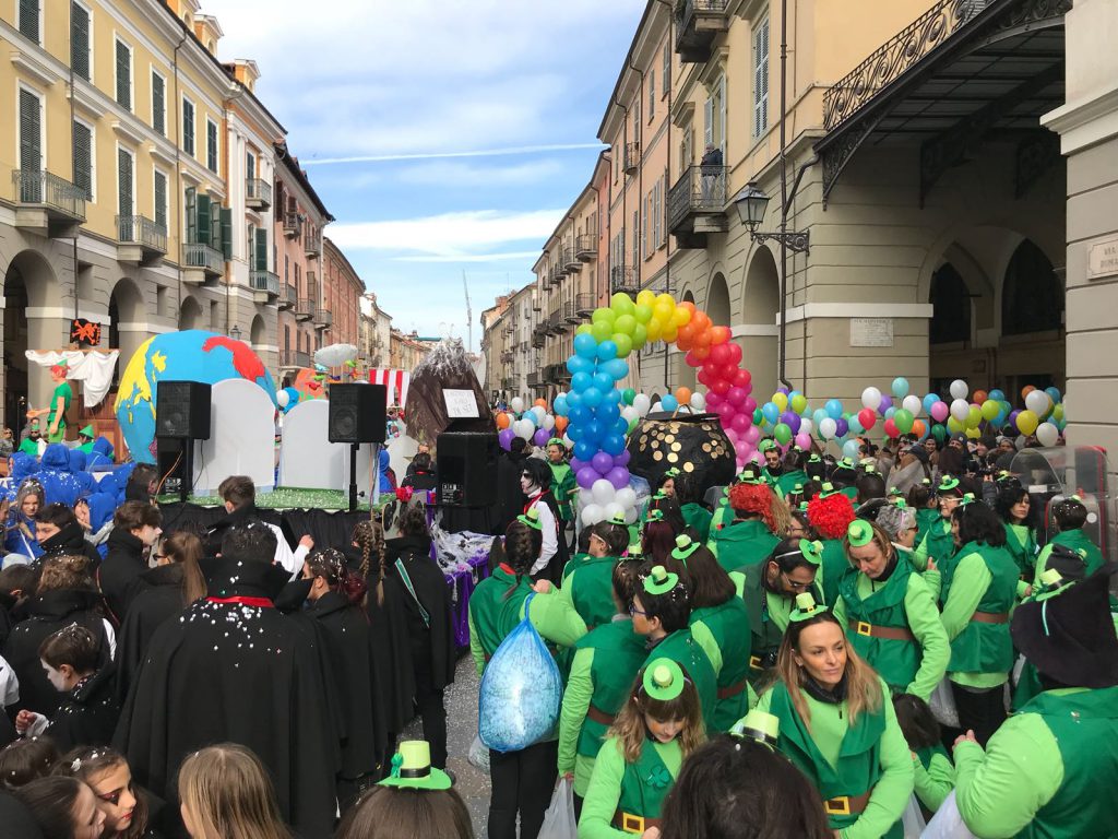 Gruppi mascherati e carri in via Roma