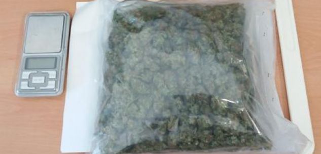 La Guida - Viaggiava con 200 grammi di marijuana nello zaino