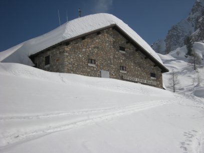 Il rifugio Livio Bianco coperto da una spessa coltre di neve