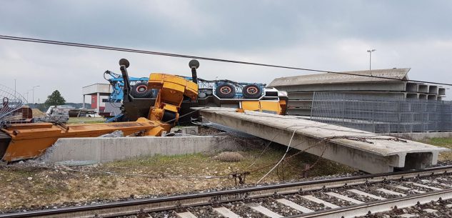 La Guida - Un treno deraglia a Trinità sulla Torino-Savona