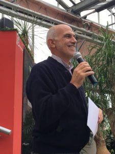 Padre Aurelio Gazzera durante la presentazione del suo libro
