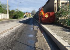 La Guida - Le strade rovinate da pioggia e lavori: buche, disagi e pericoli